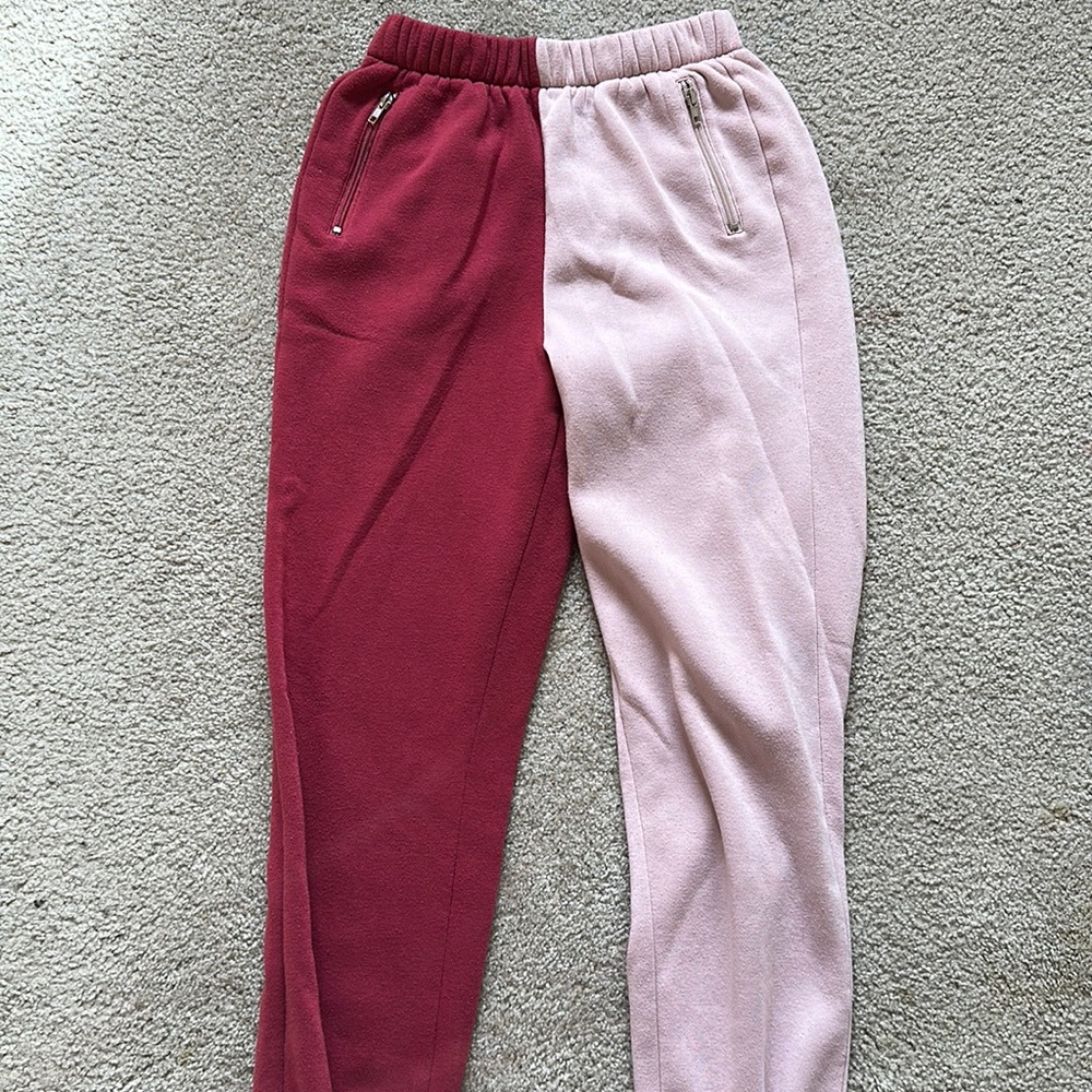 Women’s Cisono two-tones sweatpants size medium.